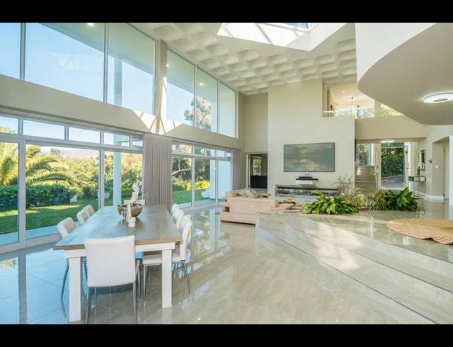 6 BEDROOM HOUSE FOR SALE IN CONSTANTIA